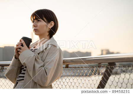 一個在戶外喝咖啡的沉思女人 一個在戶外喝咖啡的沉思女人 89458231