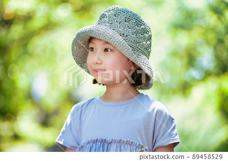 一個戴著草帽的女孩 89458529