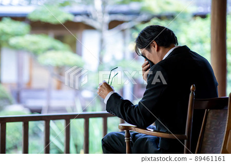中年男子在葬禮上哭泣 中年男子在葬禮上哭泣 89461161