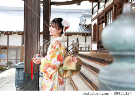 淺色和服的新成年女性，成人和服拍攝，和服外景拍攝 89461324