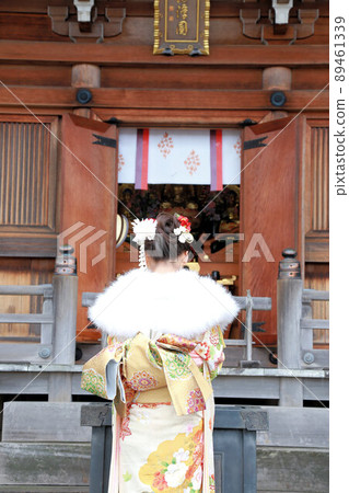 淺色和服的新成年女性,成人和服拍攝,和服外景拍攝 淺色和服的新成年女性,成人和服拍攝,和服外景拍攝 89461339