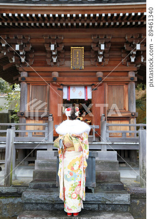 淺色和服的新成年女性,成人和服拍攝,和服外景拍攝 淺色和服的新成年女性,成人和服拍攝,和服外景拍攝 89461340