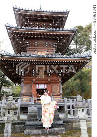 淺色和服的新成年女性,成人和服拍攝,和服外景拍攝 淺色和服的新成年女性,成人和服拍攝,和服外景拍攝 89461341