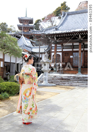 淺色和服的新成年女性,成人和服拍攝,和服外景拍攝 淺色和服的新成年女性,成人和服拍攝,和服外景拍攝 89461395
