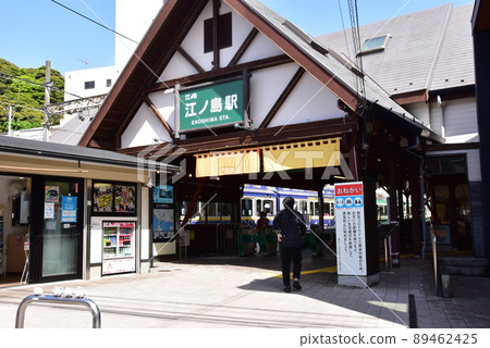 Fujisawa City, Kanagawa Prefecture Enoden Enoshima Station ticket gate and train bound for Kamakura Fujisawa City, Kanagawa Prefecture Enoden Enoshima Station ticket gate and train bound for Kamakura 89462425