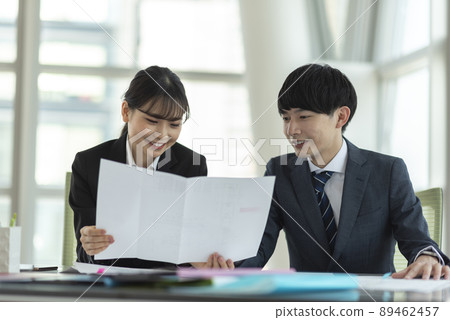 年輕的男人和女人開會 89462457