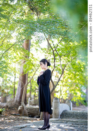 A woman who came to a funeral 89462551