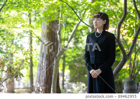來參加葬禮的女人 來參加葬禮的女人 89462955