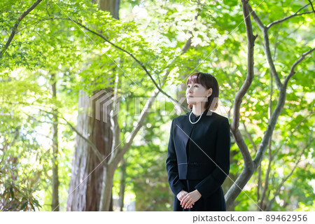 A woman who came to a funeral A woman who came to a funeral 89462956