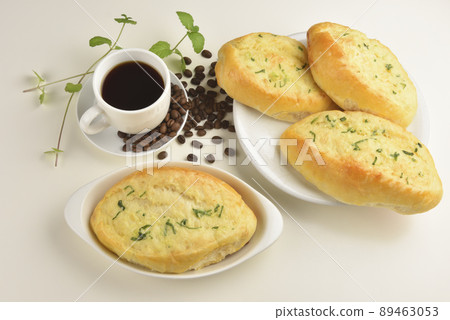 剛出爐的大蒜麵包和咖啡 89463053