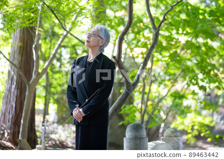 Elderly women who came to funerals and funerals Elderly women who came to funerals and funerals 89463442