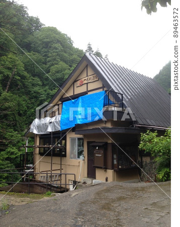Shop in the mountains of Tateyama Kurobe 89463572