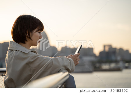 凝視智能手機的婦女 89463592