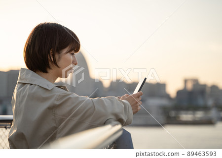 凝視智能手機的婦女 凝視智能手機的婦女 89463593