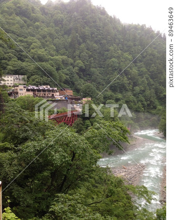 黑部峽谷的山脈、河流和橋樑 黑部峽谷的山脈、河流和橋樑 89463649