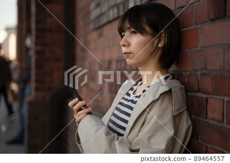 拿著智能手機的女人 89464557