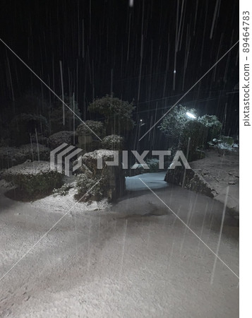 Japanese scenery dimly illuminated by streetlights on winter nights Japanese scenery dimly illuminated by streetlights on winter nights 89464783