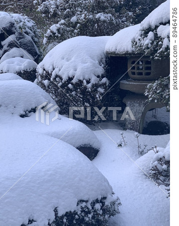 用雪蓋的老式燈籠 用雪蓋的老式燈籠 89464786