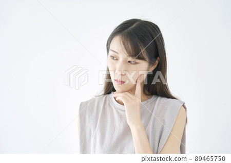 女性思維白色背景 89465750