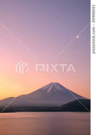 Lake Motosu and Mt. Fuji at dawn Lake Motosu and Mt. Fuji at dawn 89466091