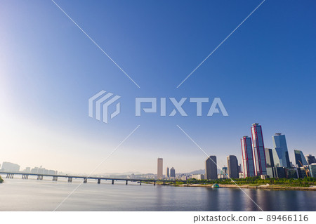 早晨拍攝的首爾漢江汝矣島摩天大樓 早晨拍攝的首爾漢江汝矣島摩天大樓 89466116