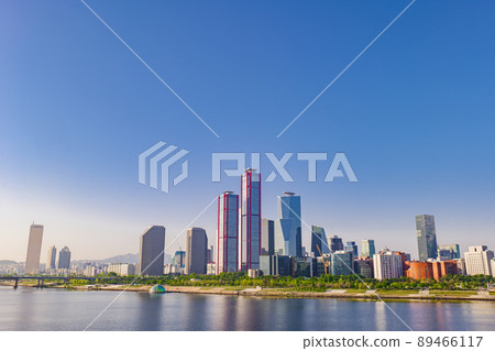 Skyscrapers in Yeouido, Han River, Seoul, taken in the morning 89466117