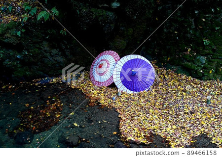 河中展出的紅色和紫色日本雨傘 河中展出的紅色和紫色日本雨傘 89466158