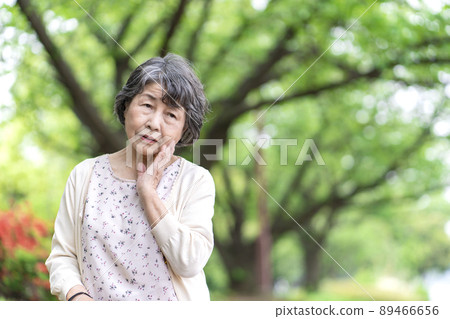 Senior woman getting lost 89466656