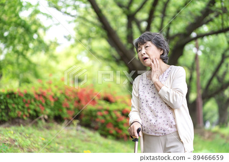 Senior woman getting lost 89466659