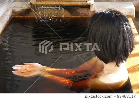 一個女人進入溫泉 89468117