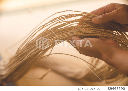 The process of knitting basket bags, etc. using traditional methods from the fibers of plants that grow naturally on the remote island of Miyakojima in Okinawa Prefecture. The process of knitting basket bags, etc. using traditional methods from the fibers of plants that grow naturally on the remote island of Miyakojima in Okinawa Prefecture. 89468390
