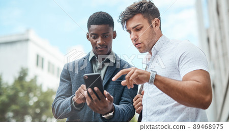 Managing meetings on the move with smart apps 89468975