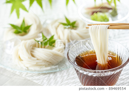 Somen served in a glass bowl 89469554