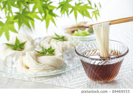 Somen served in a glass bowl 89469555