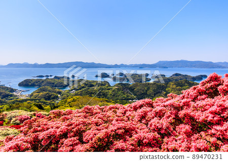 眺望九十九島的長志山公園的杜鵑花[長崎縣佐世保市鹿町町] 89470231