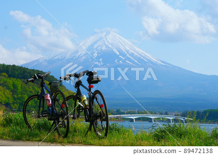 富士五湖騎自行車。天氣很好，我可以和富士山拍一張漂亮的照片。適度運動感覺清爽。 89472138
