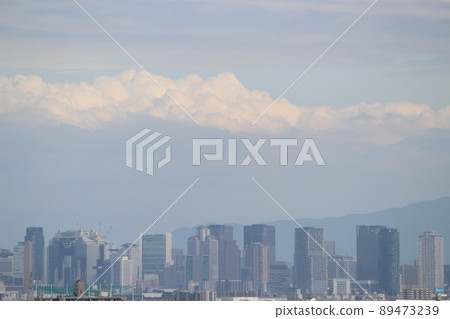 梅田春天場景中心的建築物和雲彩 梅田春天場景中心的建築物和雲彩 89473239