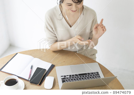 在線交流的女人 89474079