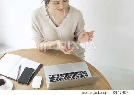 在線交流的女人 89474081