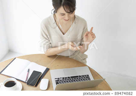 在線交流的女人 89474082