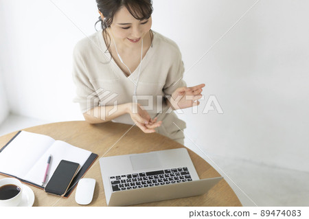 在線交流的女人 89474083