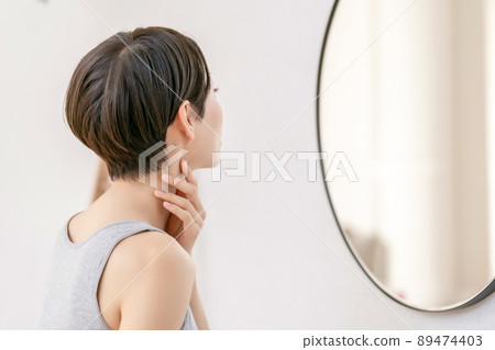 照鏡子的女人的檔案 89474403