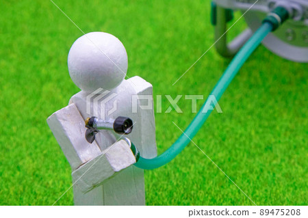 The person who sprinkles water The person who sprinkles water 89475208