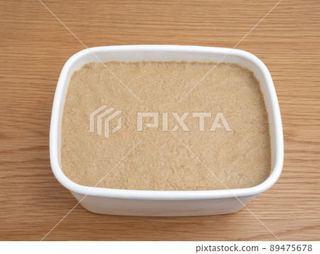 容器中的麥麩床 89475678