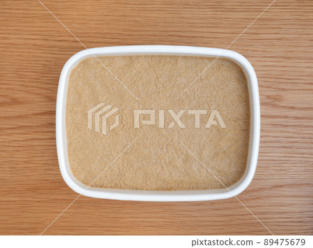 容器中的麥麩床 89475679