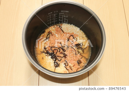 Preparation of cooked rice 89476543