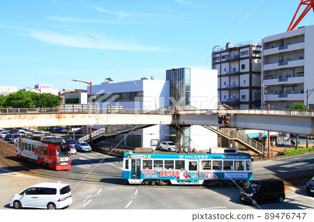 豐橋市,許多汽車和電車運行的景觀 豐橋市,許多汽車和電車運行的景觀 89476747