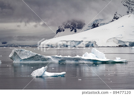 Cruising in Antarctica - Fairytale landscape Cruising in Antarctica - Fairytale landscape 89477120