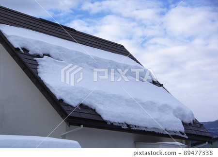 Effect of snow stop on the roof: Snow that stays on the roof 89477338