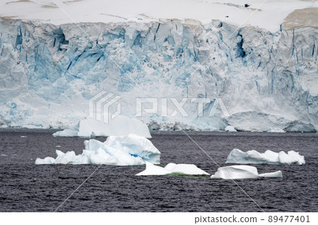 Antarctica - Non Tabular Iceberg - Global warming 89477401